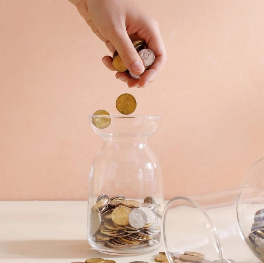 Láser DMODA mano echando monedas a tarro cristal